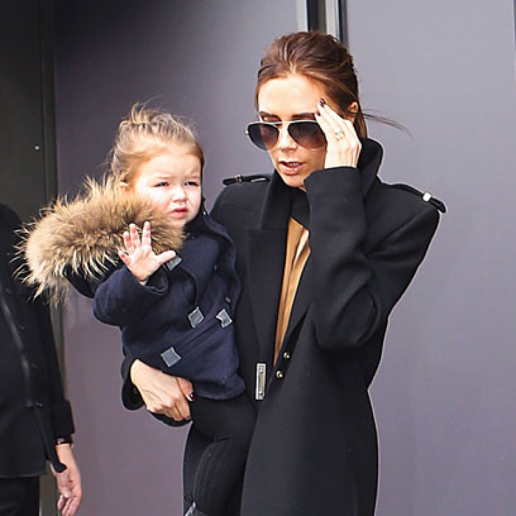 Ρούχα δια χειρός της 2 ετών κορούλας της Victoria Beckham