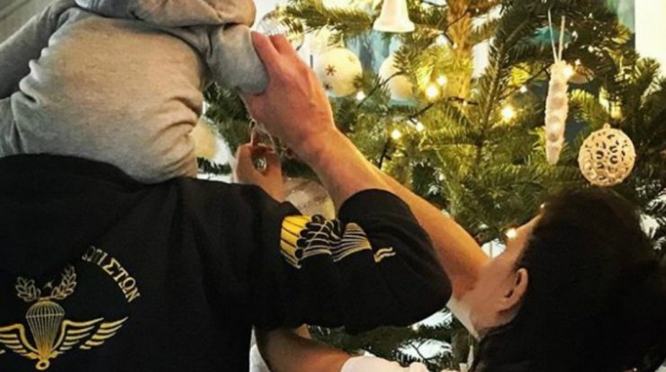 Επώνυμη Ελληνίδα: Στόλισε το χριστουγεννιάτικο δέντρο μαζί με τον εννέα μηνών γιο της