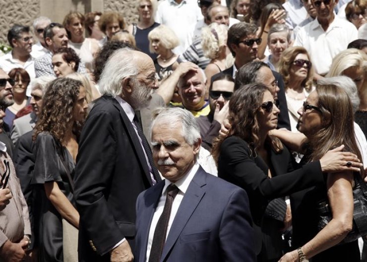 Το απίστευτο σκηνικό που στήθηκε έξω από την κηδεία της Ζωής Λάσκαρη 