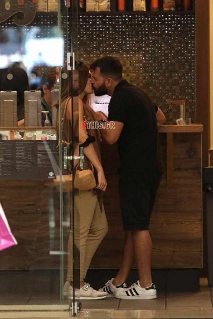 Τα δημόσια φιλιά και οι αγκαλιές ζευγαριού της ελληνικής showbiz