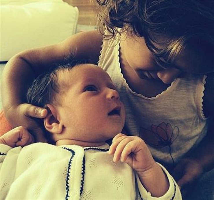 Η κόρη του ηθοποιού καλωσορίζει την αδελφούλα της!