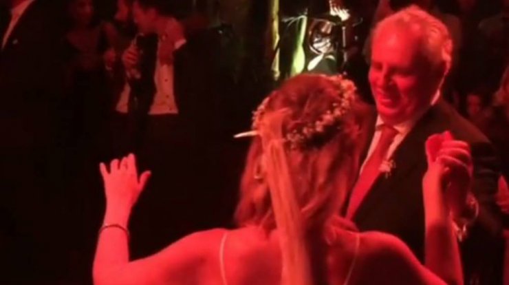 Ελληνίδα ηθοποιός παντρεύτηκε και ο χορός με τον πατέρα της ήταν το πιο συγκινητικό highlight του γάμου! [εικόνες & βίντεο]