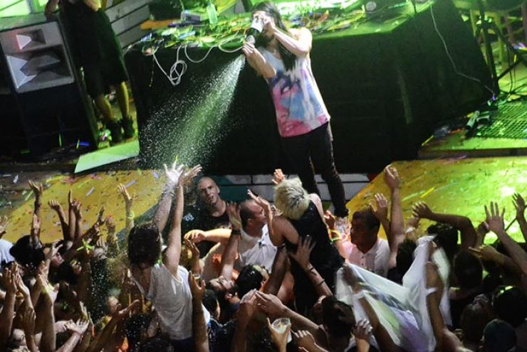 Steve Aoki: Πέταξε τούρτες και σαμπάνιες στους θαυμαστές του!
