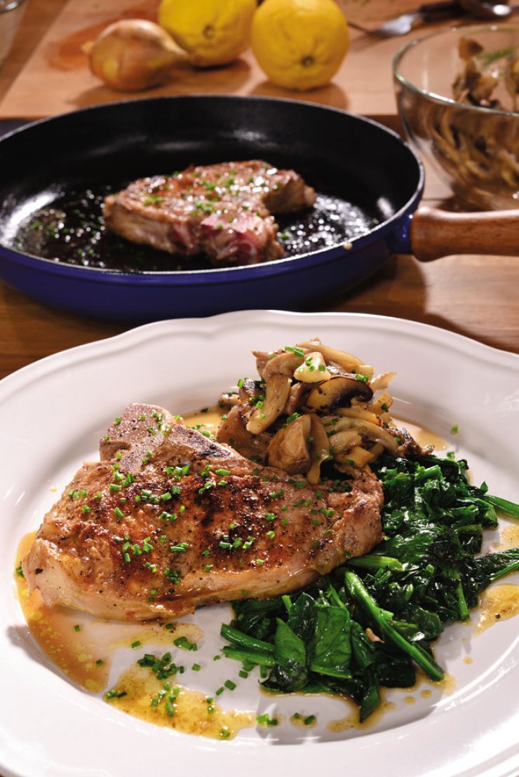 Μοσχαρίσιες κόντρα γάλακτος με μανιτάρια και σπανάκι