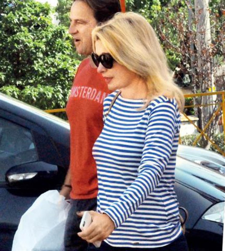 Μενεγάκη - Παντζόπουλος: Σε κατάστημα παιχνιδιών με τις κόρες της παρουσιάστριας