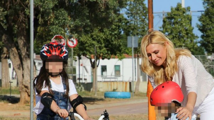 Κατερίνα Καραβάτου: Η βόλτα στο πάρκο με τα δύο της παιδιά! [εικόνες]