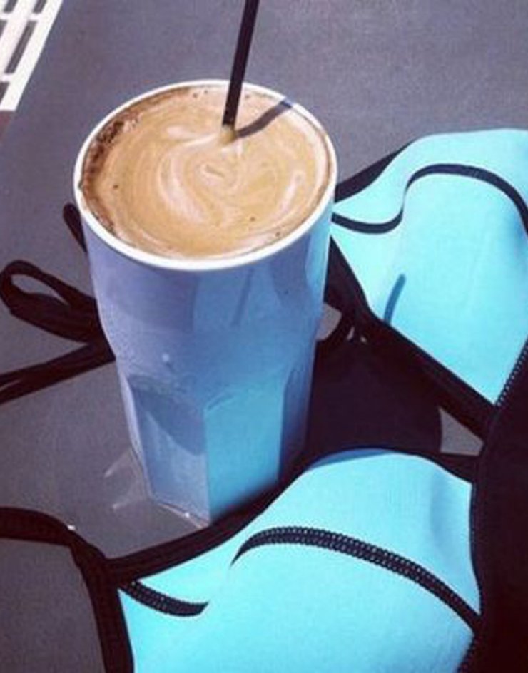 Γνωστή Ελληνίδα έμεινε τόπλες στην πισίνα της;