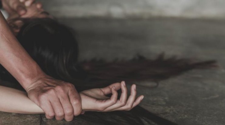 Δύο αδερφές κατήγγειλαν βιασμό επί 6 χρόνια από Έλληνα σταρ ενώ ήταν ανήλικες