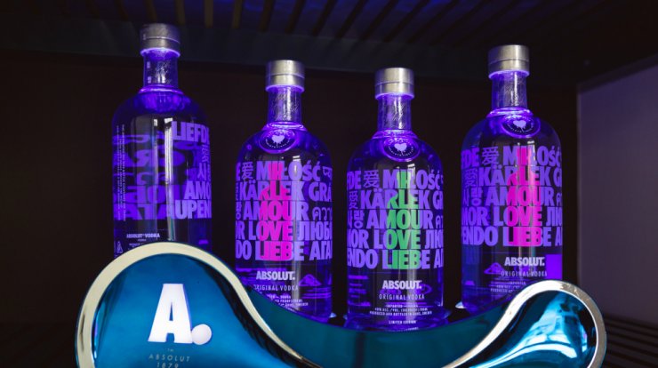 Tο νέο συλλεκτικό μπουκάλι της Absolut μετατρέπει το μίσος… σε αγάπη!