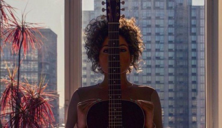 Σόκαρε όλους η πασίγνωστη τραγουδίστρια: Ούρησε στο πρόσωπο θαυμαστή της ενώ τραγουδούσε [βίντεο]