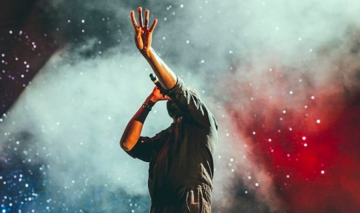 Aυτός είναι ο γνωστός Έλληνας ράπερ ανάμεσα στους συλληφθέντες της σπείρας που ανατίναξε 27 ΑΤΜ