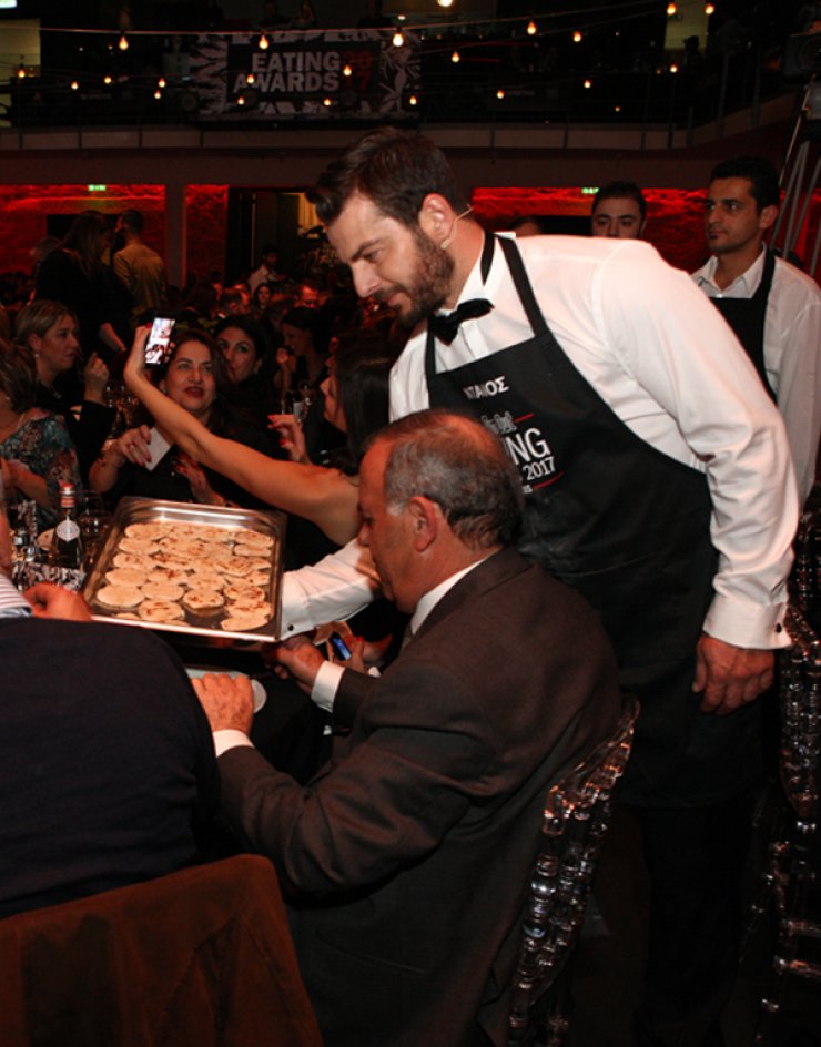 Η μεγάλη έκπληξη της βραδιάς: Ο Γιώργος Αγγελόπουλος κέρασε ντανοπιττάκια στους παρευρισκόμενους στα Time Out Eating Awards 2017! [βίντεο]