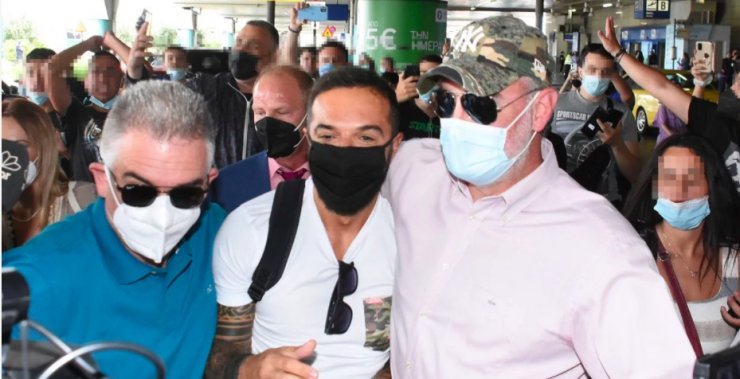 Ιστορικές στιγμές για τον Τριαντάφυλλο: Εκατοντάδες θαυμαστές τον υποδέχθηκαν στο αεροδρόμιο [βίντεο]