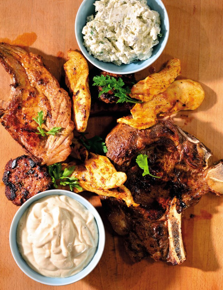 Mix grill κρεατικών με διάφορα dip 