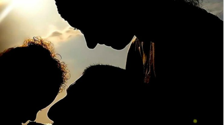 Κύπρια ηθοποιός θηλάζει δημόσια το μωρό της και το μοιράζεται με τους διαδικτυακούς της φίλους! [εικόνα]