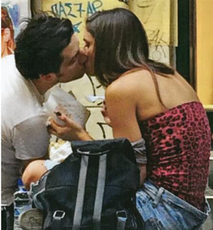 Μαίρη Συνατσάκη: Τα "καυτά" φιλιά με το νέο της σύντροφο [εικόνες]