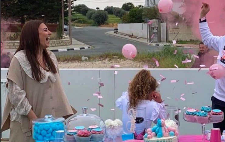 Ο διεθνής Κύπριος ποδοσφαιριστής και η σύζυγος του έμαθαν συγκινημένοι το φύλο του παιδιού τους