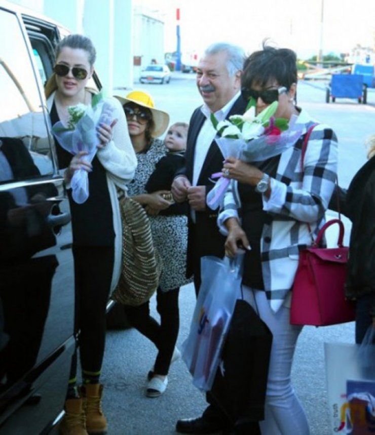 Δήμαρχος Μυκόνου: Σεμνές και ευγενικές οι Kardashian