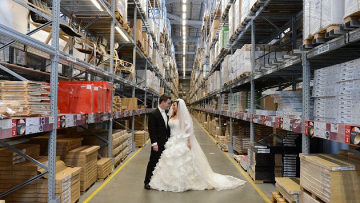 Ένα ζευγάρι παντρεύτηκε μέσα σε διεθνή εταιρεία επίπλων
