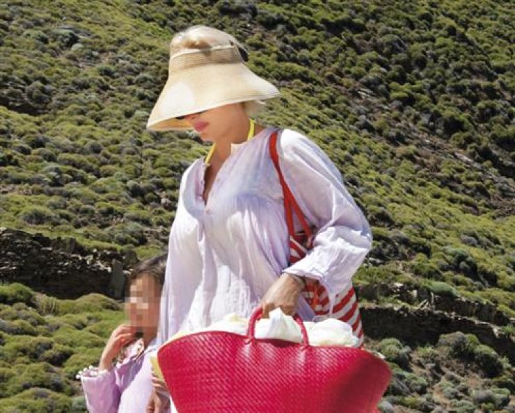 Ελένη Μενεγάκη: Με τα παιδιά της για μπάνιο στη θάλασσα!