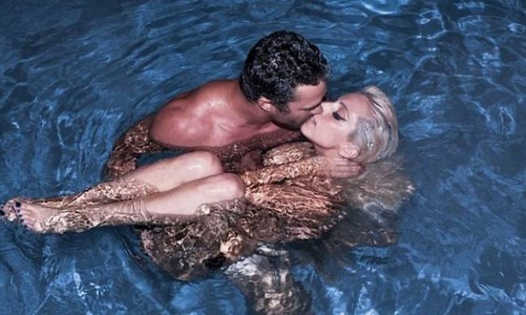 Τα καυτά φιλιά της Lady Gaga με το αγόρι της στην πισίνα!
