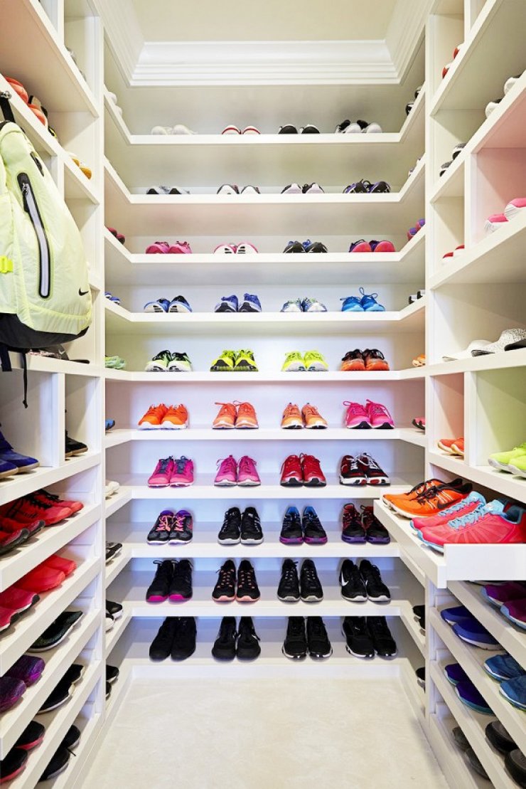 Η ντουλάπα με τα αθλητικά της Khloe Kardashian ξεπερνά κάθε φαντασία [Εικόνες]