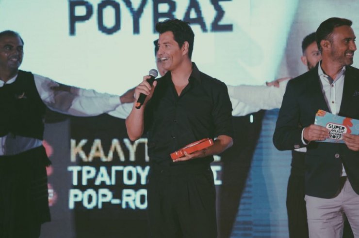 Η έκπληξη που επιφύλαξαν στον Σάκη Ρουβα στα "Super Music Awards 2017 with Pringles" [βίντεο]