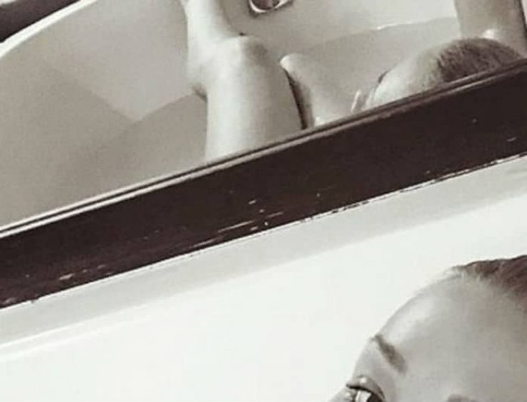 Αγαπημένη τραγουδίστρια ποζάρει γυμνή στην μπανιέρα και προκαλεί!