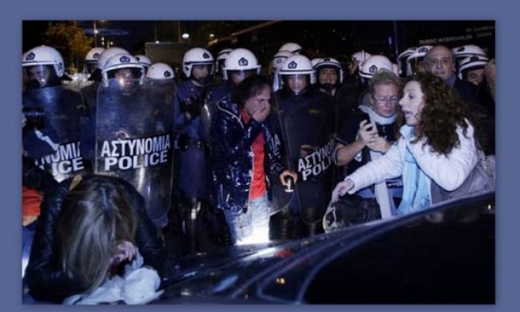 Η φωτογραφία με τον Βασίλη Παπακωνσταντίνου στην ΕΡΤ κάνει το γύρο του διαδικτύου