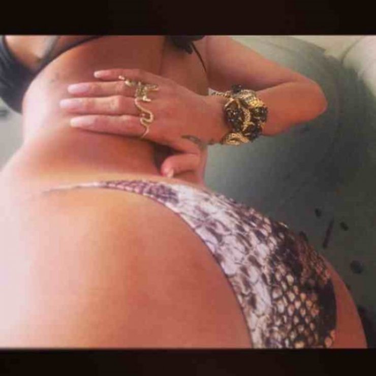 Συνεχίζει να ανεβάζει προκλητικές φωτογραφίες στο διαδίκτυο και να ανεβάζει τη θερμοκρασία