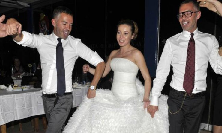 Οι Dsquared2 χορεύουν συρτάκι και καλαματιανό σε ελληνικό παραδοσιακό γάμο!