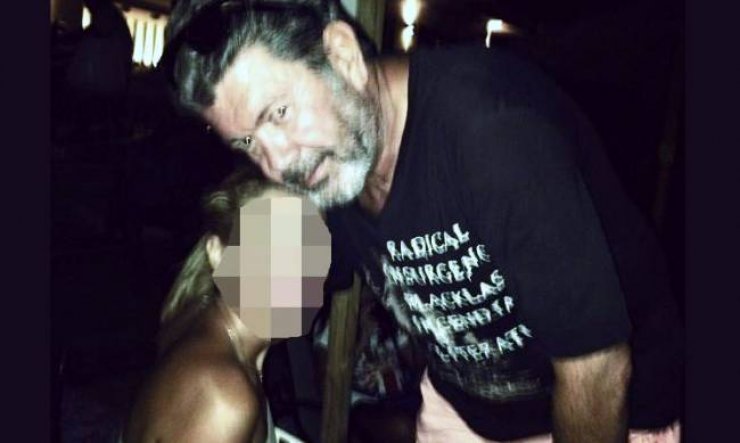 Γιάννης Λάτσιος: Οι διακοπές στο Ξυλόκαστρο, η Σάννυ Μπαλτζή και η αινιγματική ξανθιά στην παρέα τους!