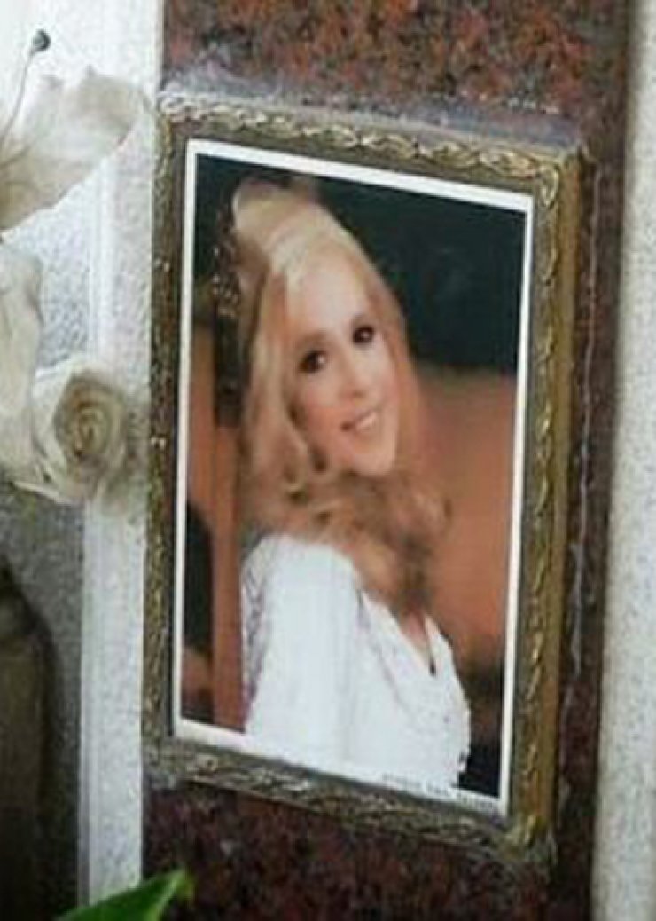 Ανατριχιαστικό: Δείτε τι έχει συμβεί στον τάφο της Αλίκης Βουγιουκλάκη!