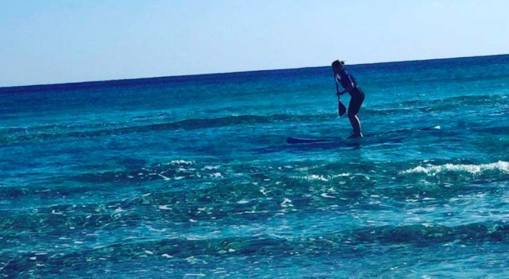 Kύπρια παρουσιάστρια έχει ακόμη στο σαλόνι της το Χριστουγεννιάτικο της δέντρο 