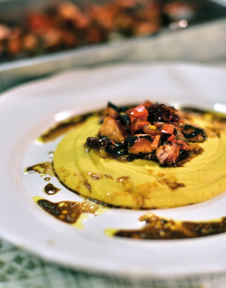 Χταπόδι μαριναρισμένο με μυρωδικά, ελαιόλαδο και ψιλοκομμένη τομάτα σερβιρισμένο με φάβα