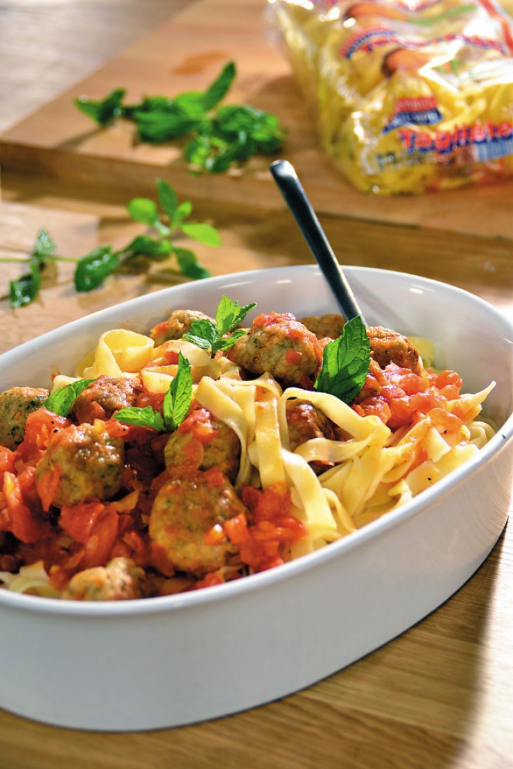 Ιταλικοί κοκκινιστοί κεφτέδες με ταλιατέλες