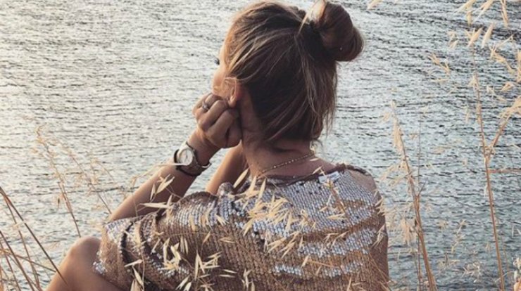 Σύζυγός επώνυμου Έλληνα είναι έγκυος και το κρύβει; 