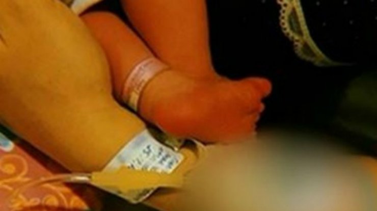 Γέννησε επώνυμη Ελληνίδα και είδαμε την πρώτη φωτογραφία από το μαιευτήριο