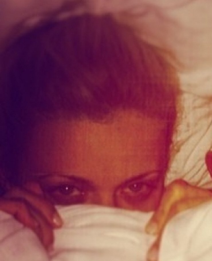 Mε ποιους παίζει κάτω από τα σεντόνια η Ζέτα Μακρυπούλια;