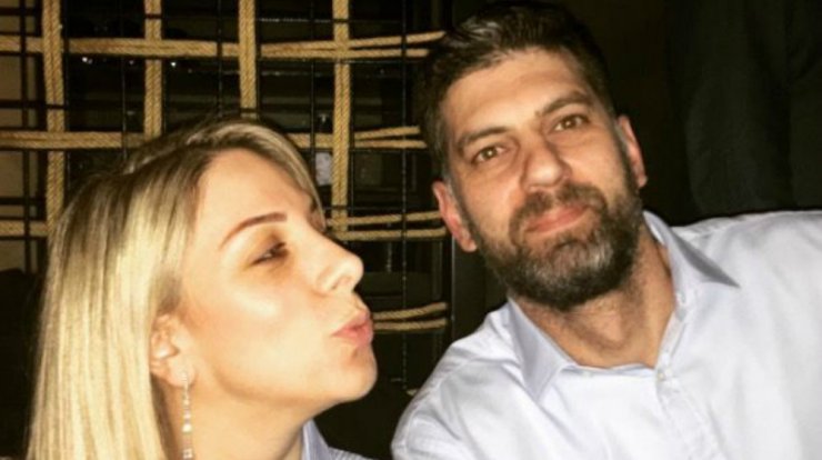 Ήβη Κυπριανού: Δείτε την να στολίζει το χριστουγεννιάτικο δέντρο στο σπίτι της μαζί με το σύζυγό και το γιο της