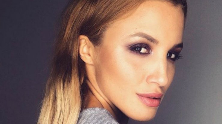 Ουπς! Η Κάλια Ελευθερίου ανοίγει το φερμουάρ του τζιν της μπροστά στην κάμερα 