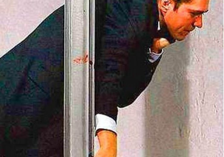 Ηθοποιός έκοψε τον λαιμό του πάνω στη σκηνή!