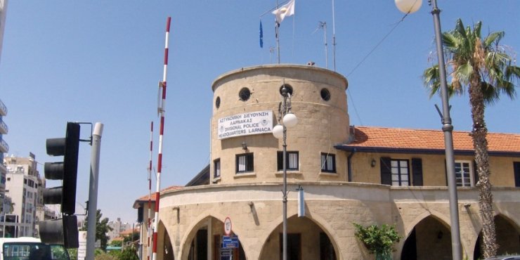 28χρονος τα έβαλε με την αστυνομία και τη μάνα του