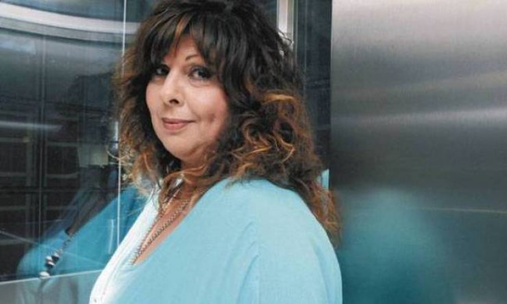 Λένα Μαντά: «Όταν ήρθαν οι χημειοθεραπείες πήγα να χτενιστώ και εκεί πέφτει η πρώτη τούφα»