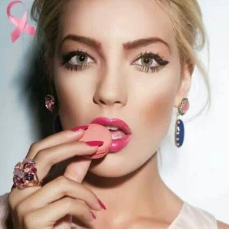 Άντρη Καραντώνη: Δείτε τον αρραβωνιαστικό της να της δίνει ένα γλυκό φιλί