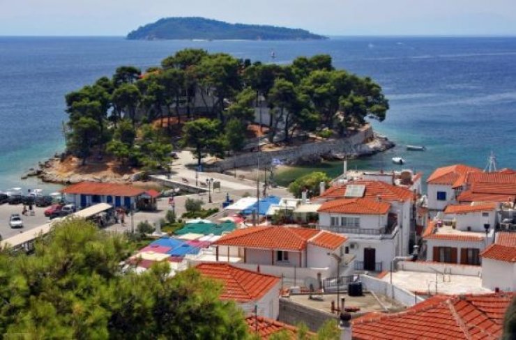 Ουρές χιλιομέτρων κάνουν ζευγάρια από όλο τον κόσμο για να παντρευτούν στη Σκιάθο!