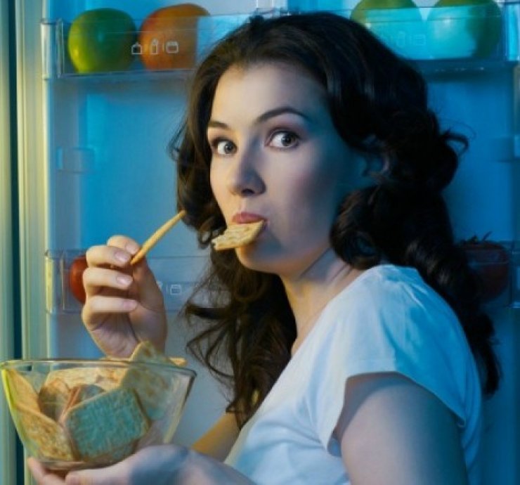 4 βραδινές συνήθειες που προσθέτουν κιλά