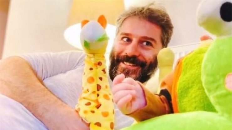 Αλέξανδρος Μπουρδούμης: Αποκαλύπτει πως αποκαλούν στο σπίτι τον 10 μηνών γιο τους [βίντεο]