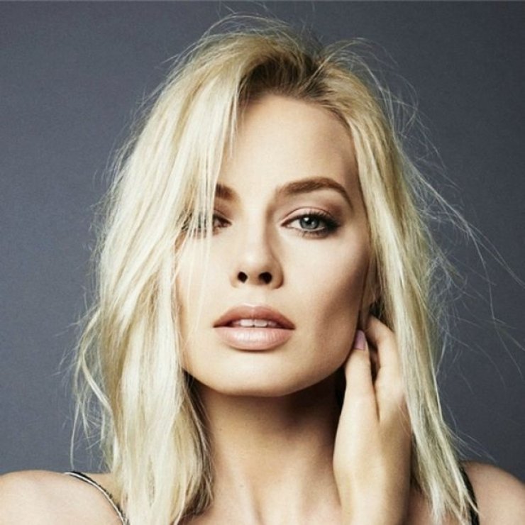 Η Margot Robbie σου δείχνει ποιο είναι το κομμάτι που θα φοράς από τώρα ως το φθινόπωρο