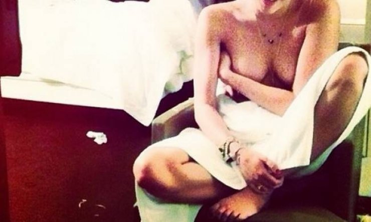 «Ανέβασε» γυμνή φωτογραφία της πασίγνωστη τραγουδίστρια στα social media!